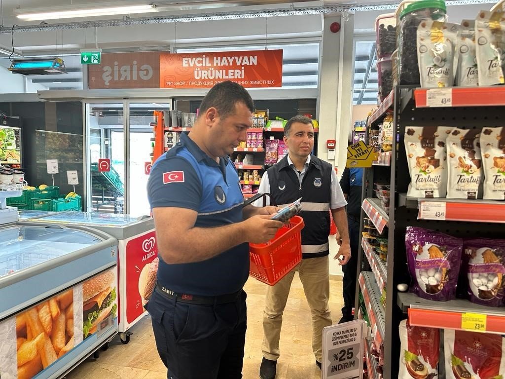 Kemer’de zabıtadan marketlerde denetim