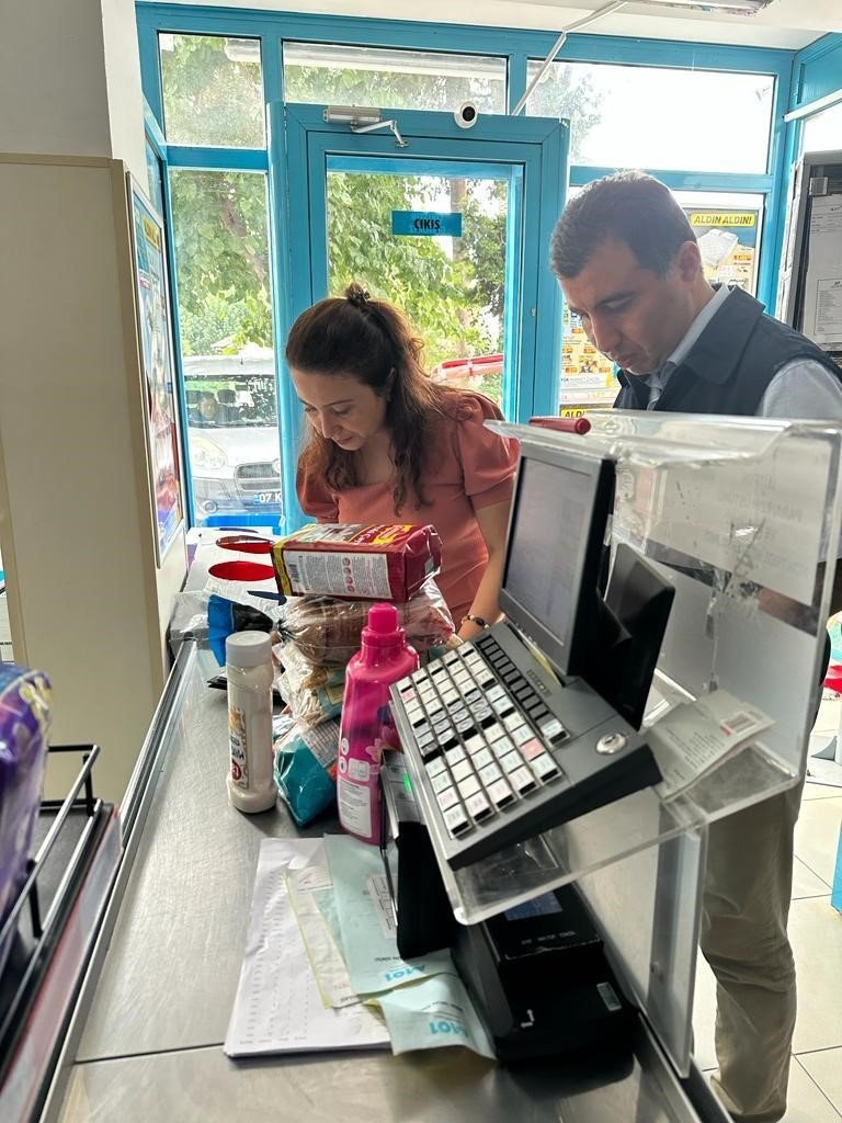 Kemer’de zabıtadan marketlerde denetim