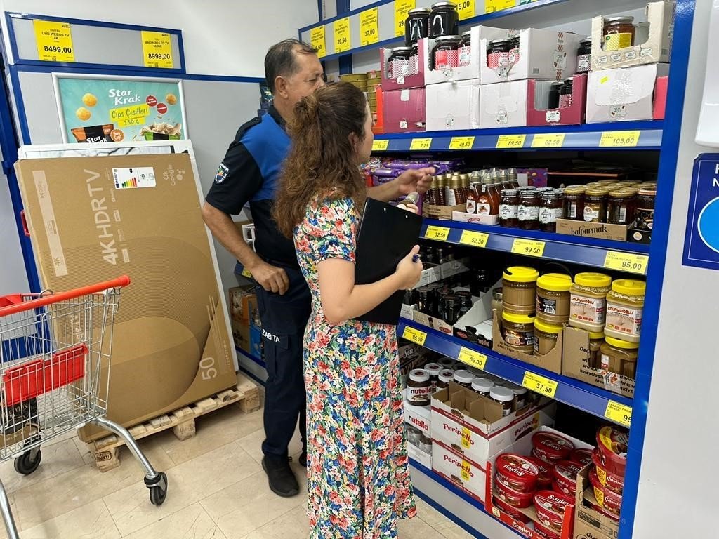 Kemer’de zabıtadan marketlerde denetim