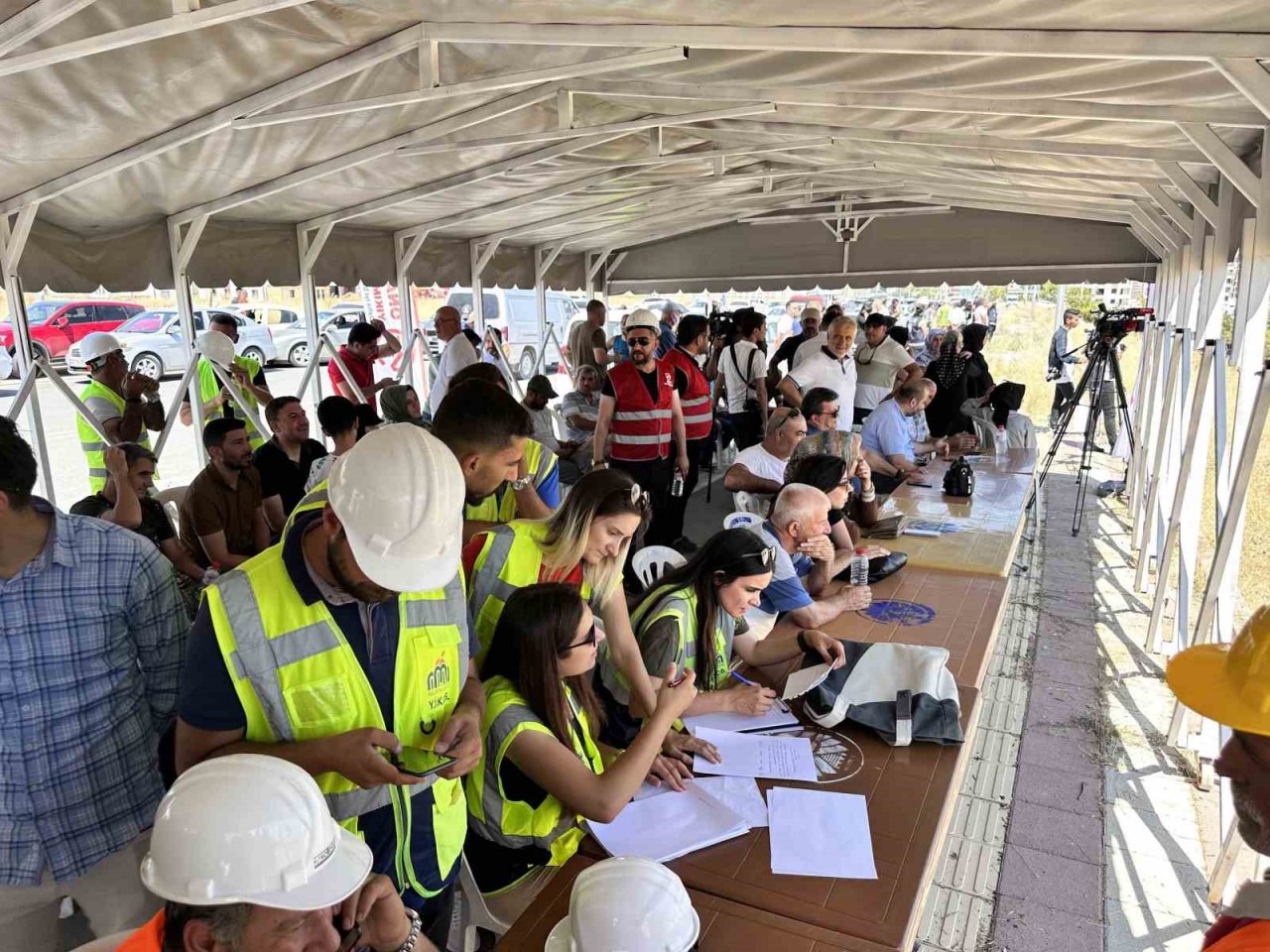 Malatya’da yüksek katlı binaların patlayıcı ile yıkımı sürüyor