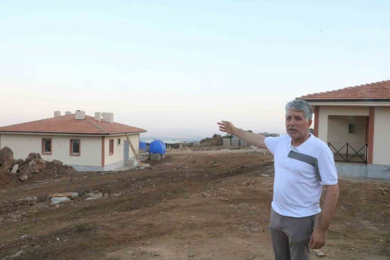 Enkaz kentin görünümüyle cezbeden köy evleri, depremzede vatandaşları heyecanlandırıyor