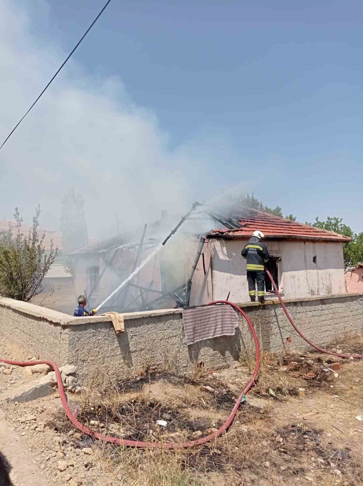 Konya’da yangında çocuklarını dışarı çıkarmaya çalışan anne dumandan etkilendi