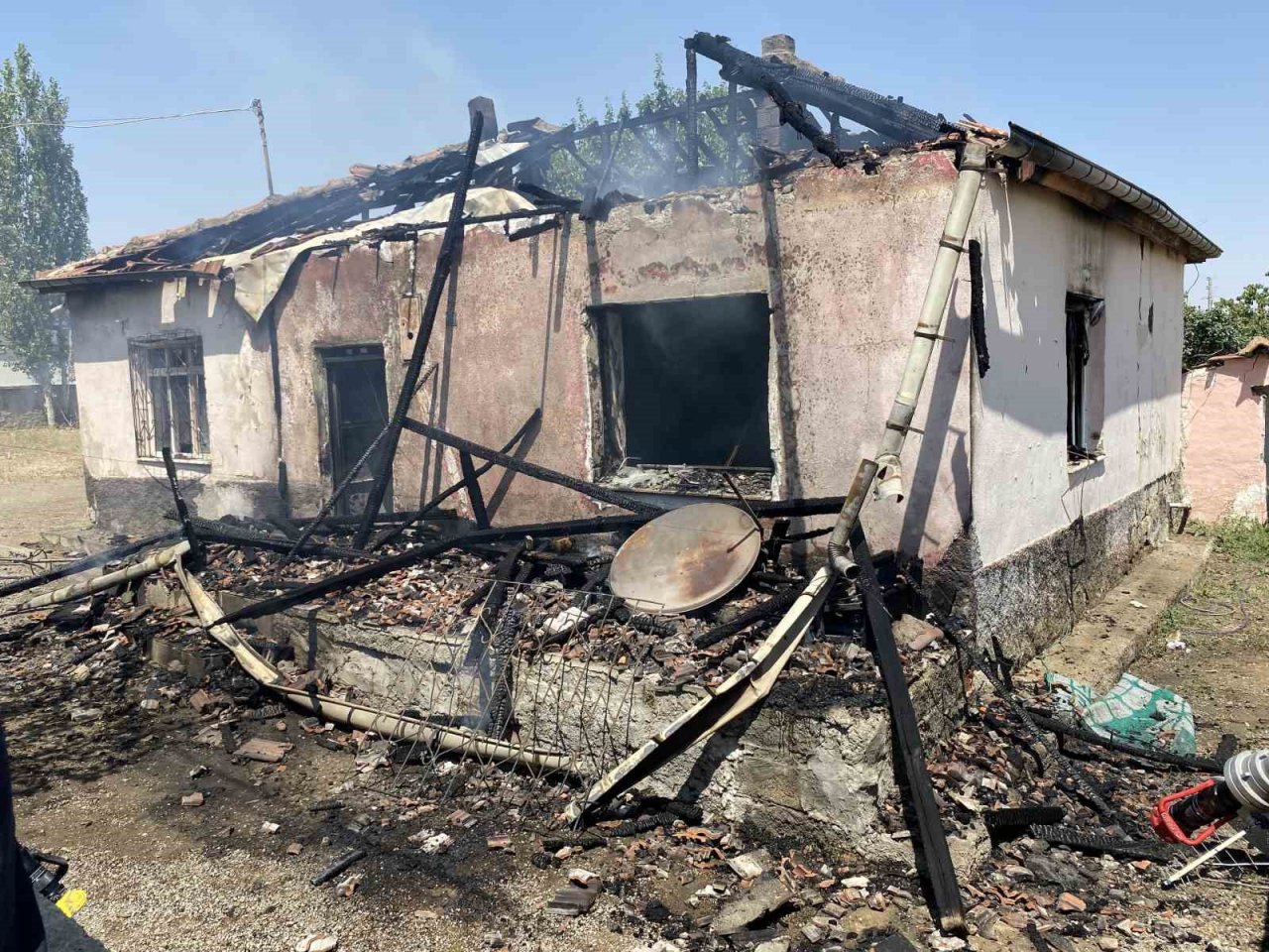 Konya’da yangında çocuklarını dışarı çıkarmaya çalışan anne dumandan etkilendi