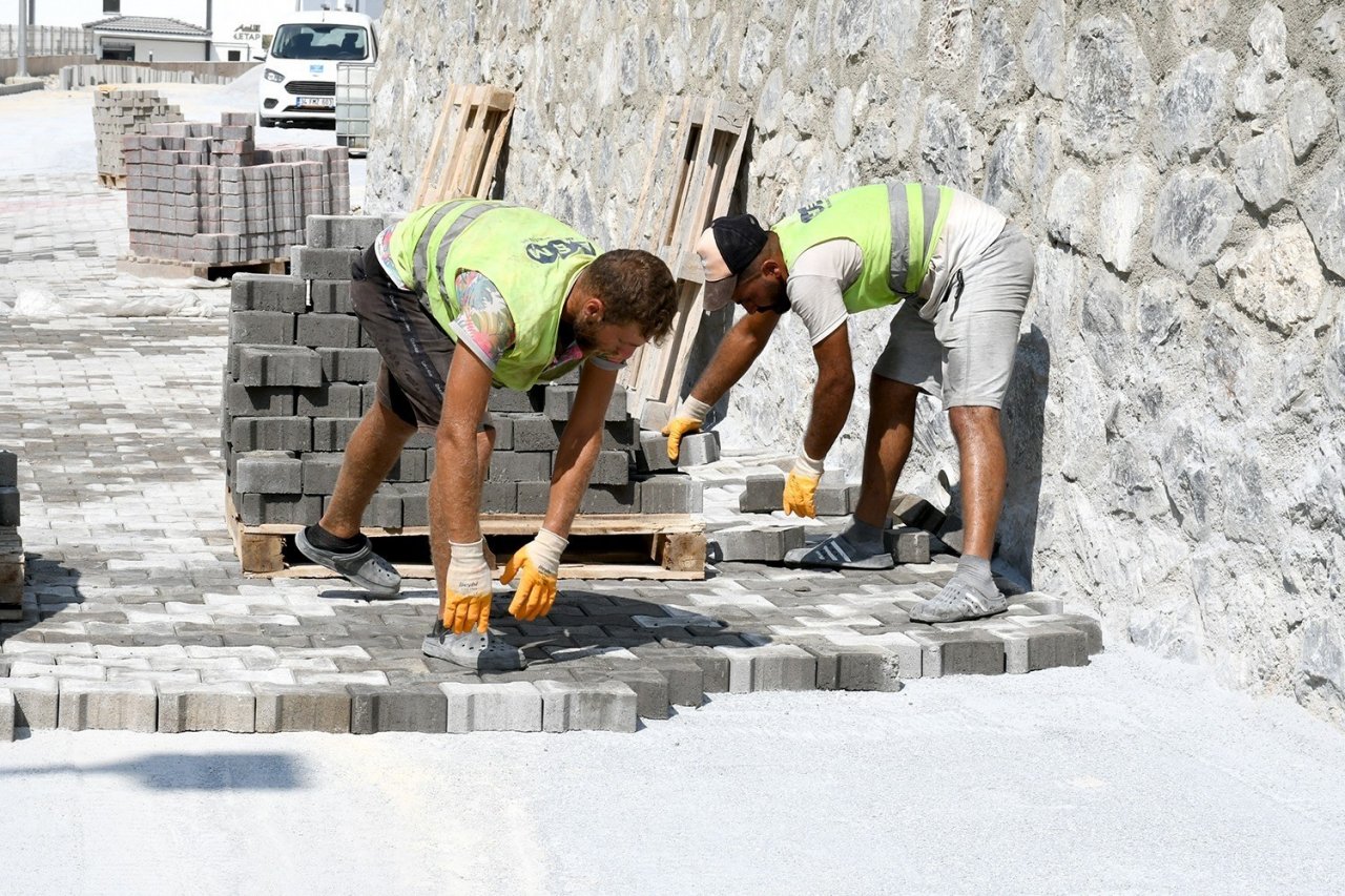 Kuşadası’nda yol çalışmaları deva ediyor