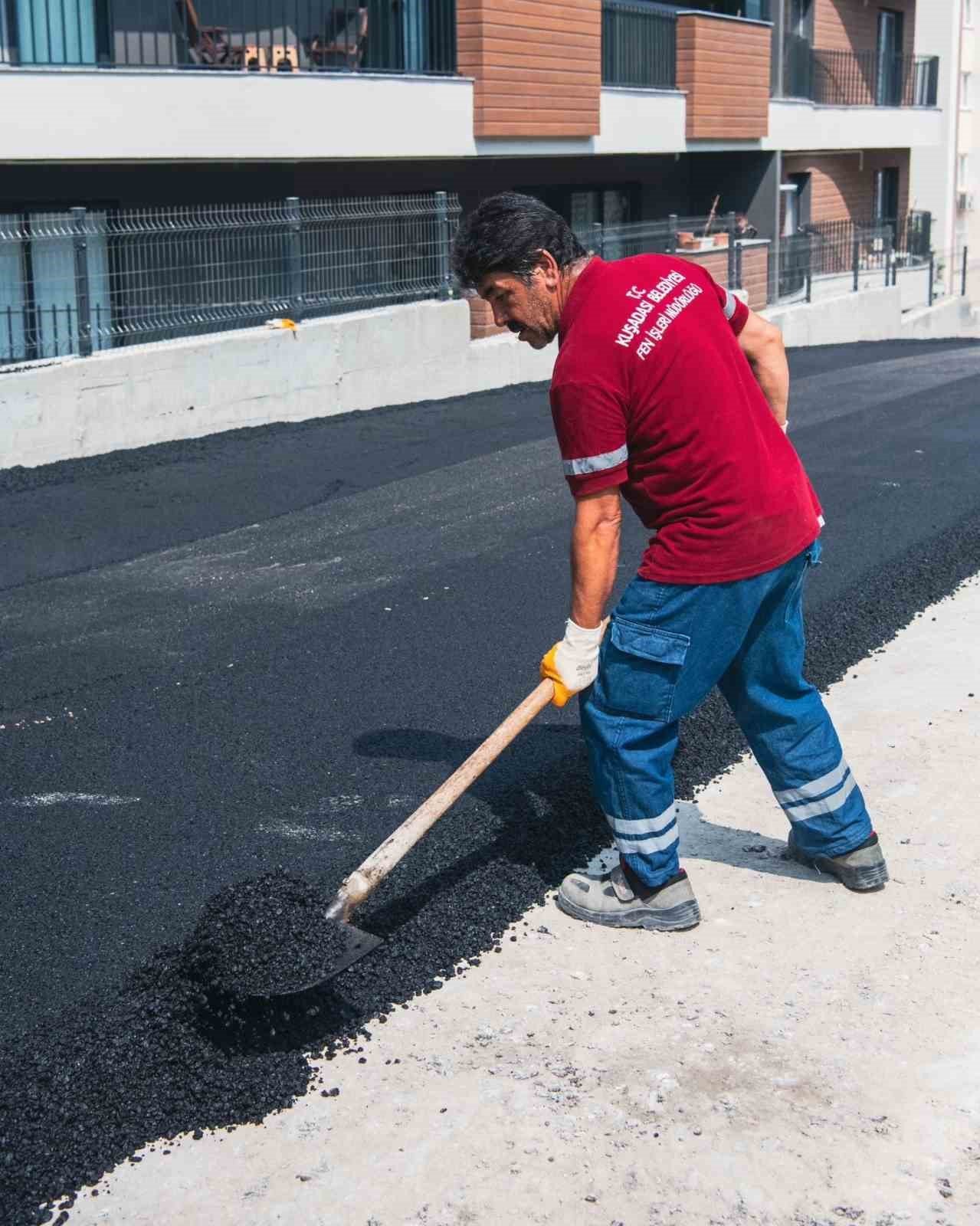 Kuşadası’nda yol çalışmaları deva ediyor