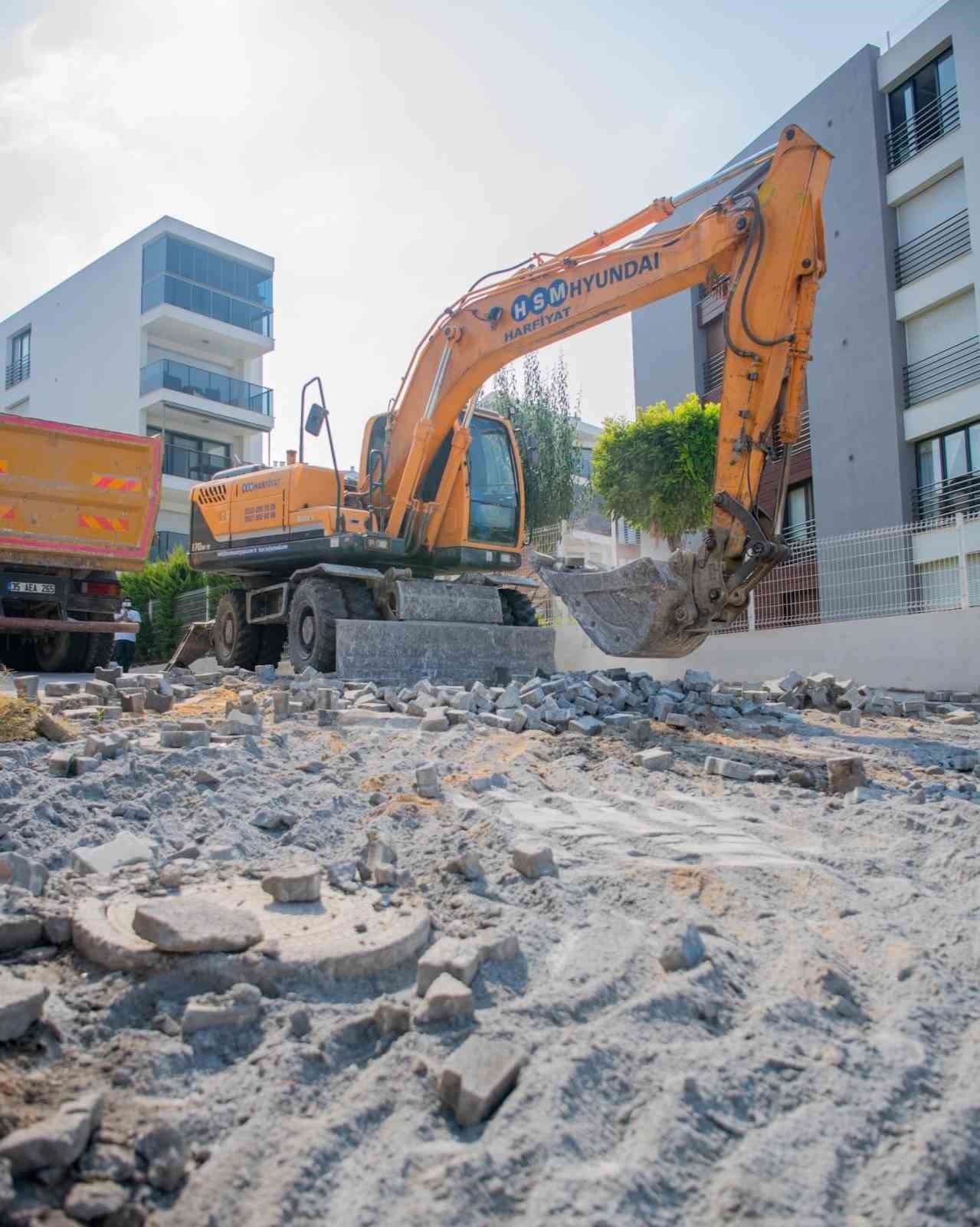 Kuşadası’nda yol çalışmaları deva ediyor