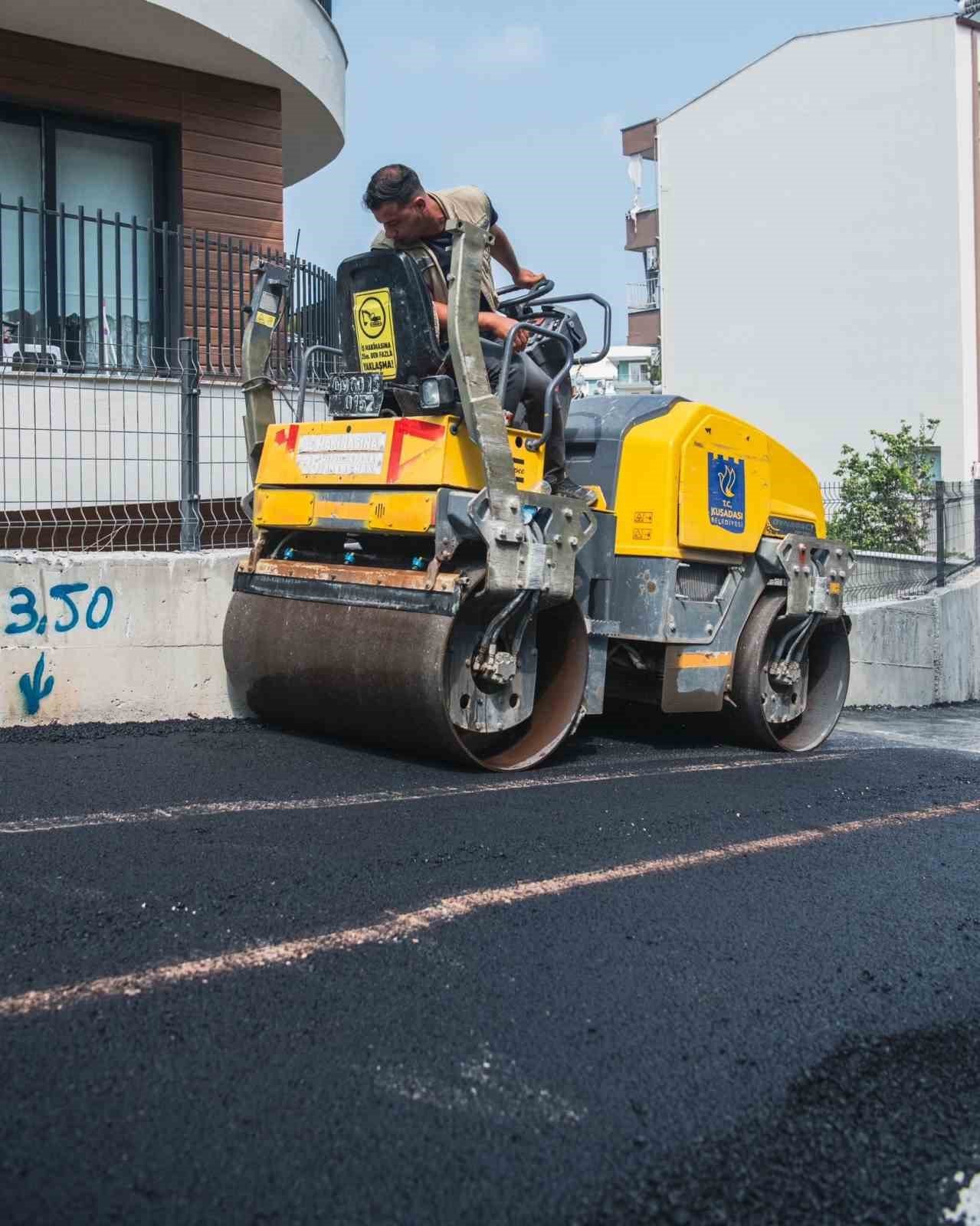 Kuşadası’nda yol çalışmaları deva ediyor