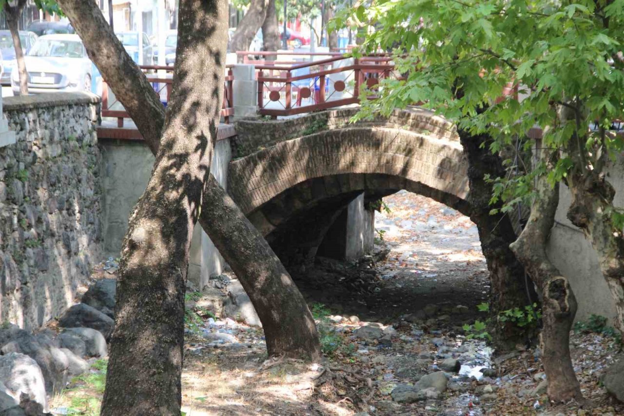 Manisa’nın tarihi köprüleri beton altında kaldı