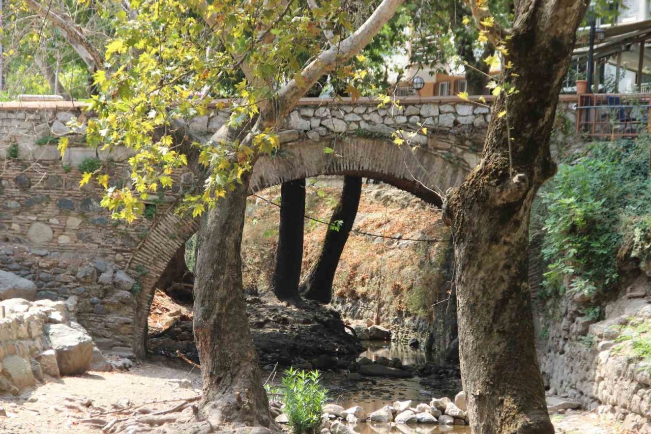 Manisa’nın tarihi köprüleri beton altında kaldı