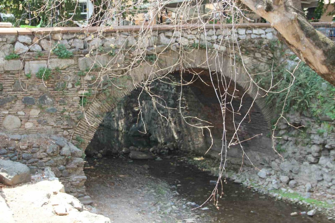 Manisa’nın tarihi köprüleri beton altında kaldı