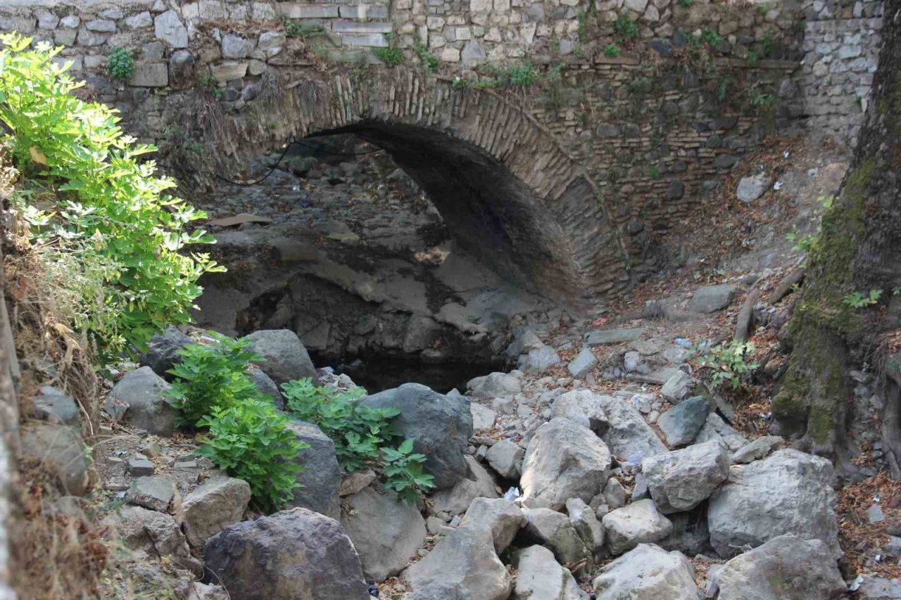 Manisa’nın tarihi köprüleri beton altında kaldı