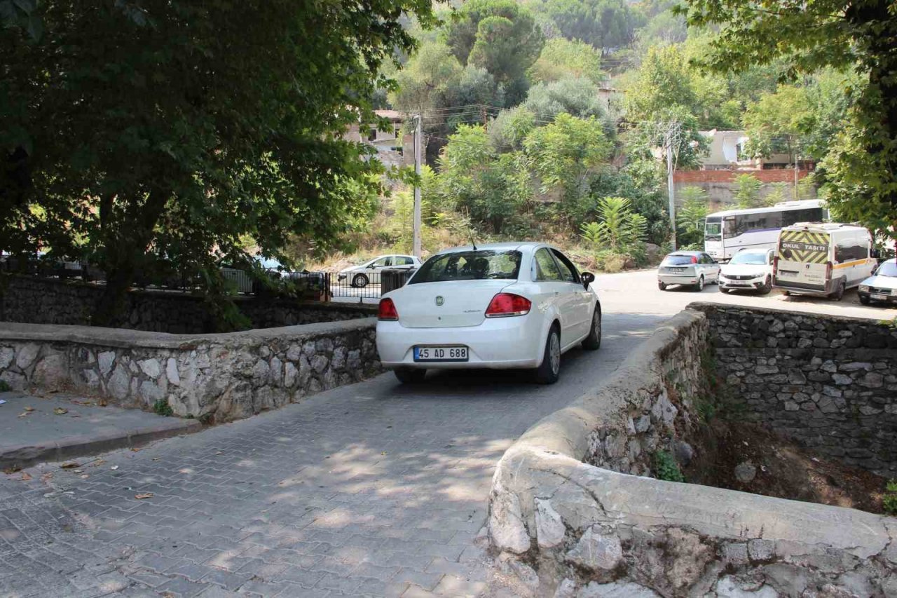 Manisa’nın tarihi köprüleri beton altında kaldı