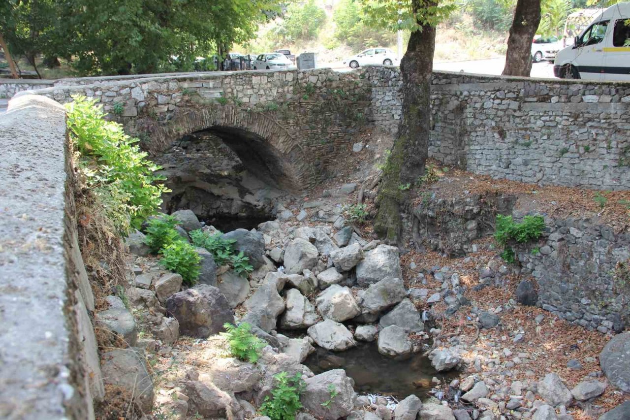 Manisa’nın tarihi köprüleri beton altında kaldı