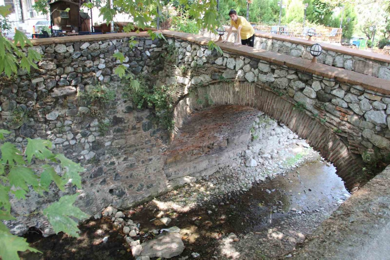 Manisa’nın tarihi köprüleri beton altında kaldı