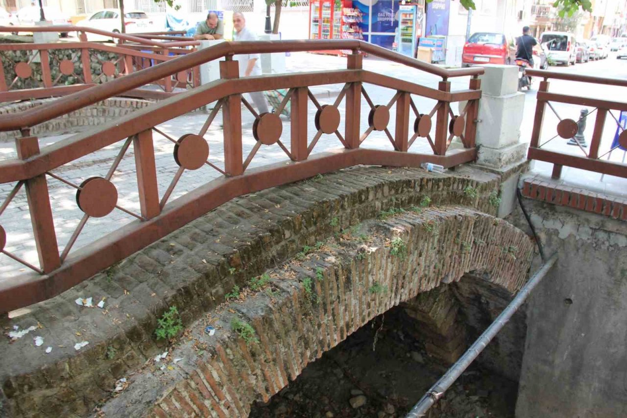 Manisa’nın tarihi köprüleri beton altında kaldı