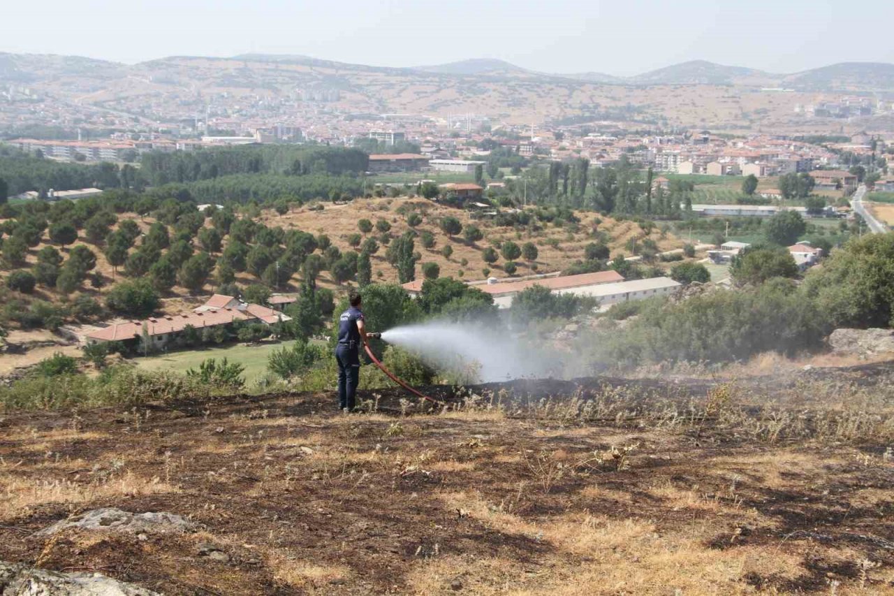 Ormanlık alan yakınında çıkan yangında 20 dönümlük alan küle döndü