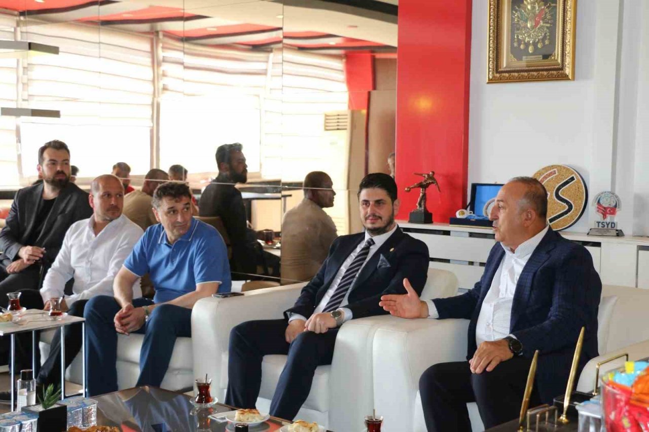Mevlüt Çavuşoğlu’ndan, Eskişehirspor’a ziyaret