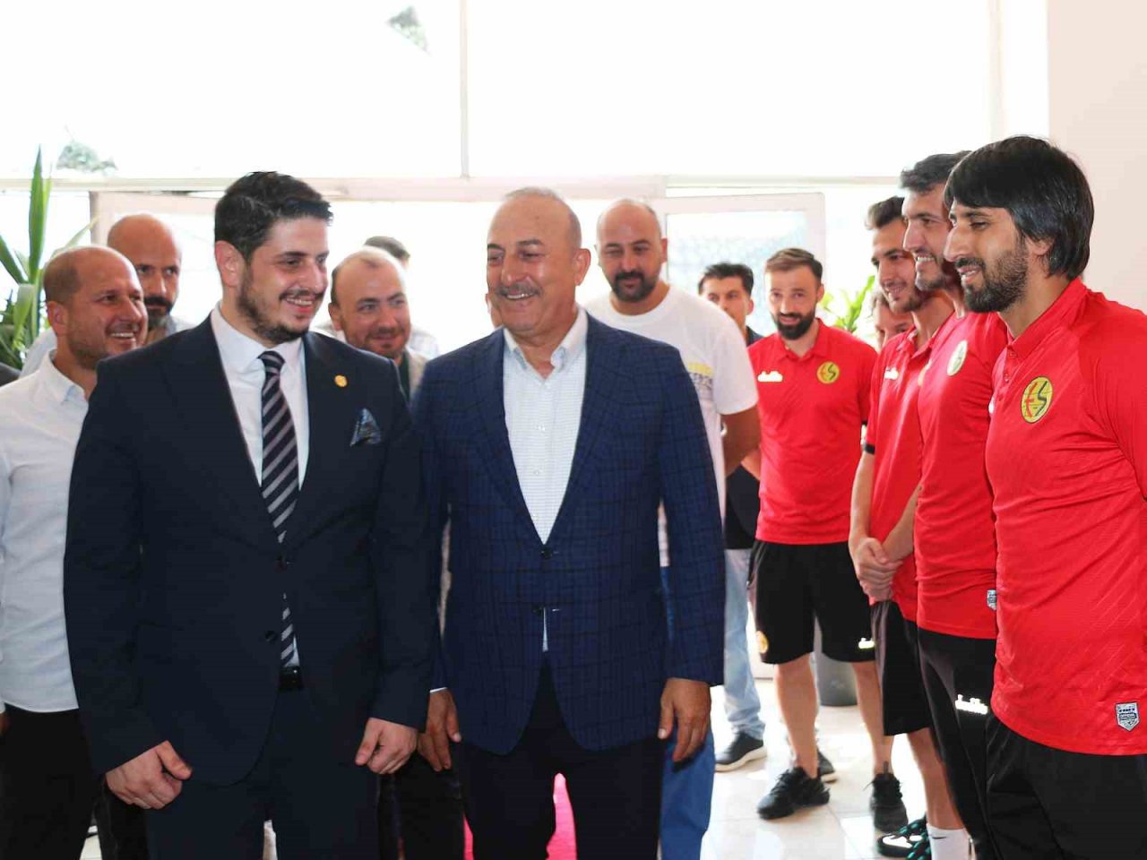 Mevlüt Çavuşoğlu’ndan, Eskişehirspor’a ziyaret