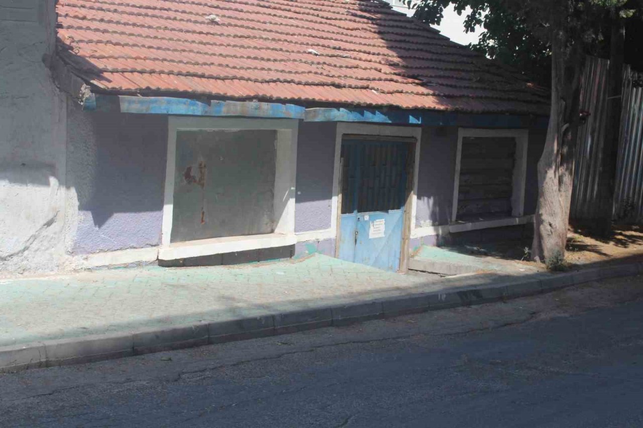 Eskişehir’de terk edilen evin kapısındaki gizemli yazı