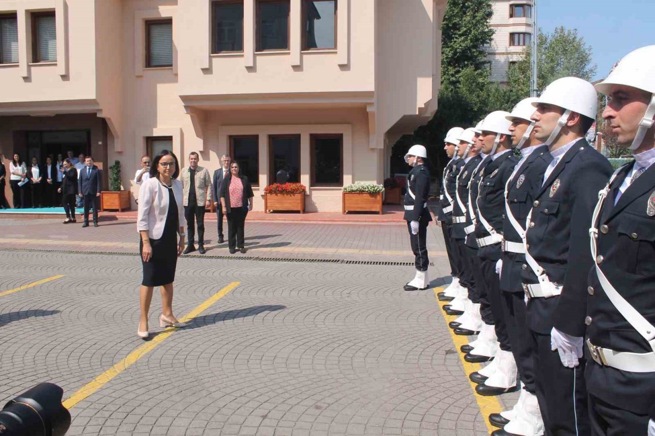 Vali Hülya Kaya tebrik için çiçek yerine depremzedelere bağış istedi