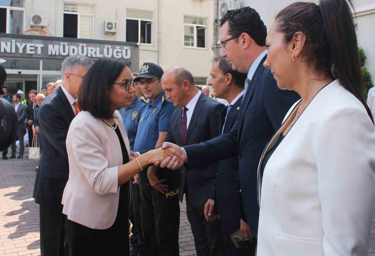 Vali Hülya Kaya tebrik için çiçek yerine depremzedelere bağış istedi
