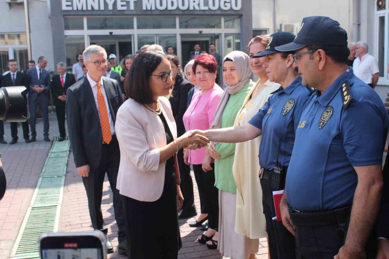Vali Hülya Kaya tebrik için çiçek yerine depremzedelere bağış istedi