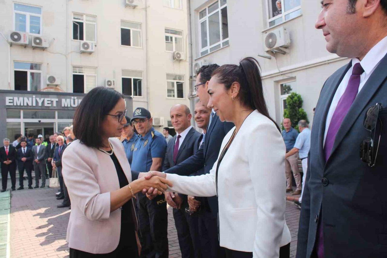 Vali Hülya Kaya tebrik için çiçek yerine depremzedelere bağış istedi