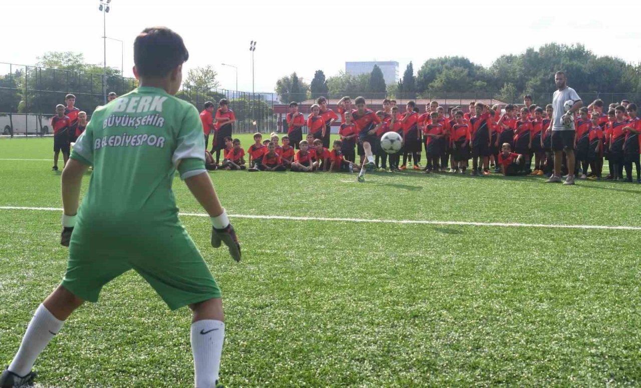500 çocuğa futbol eğitimi