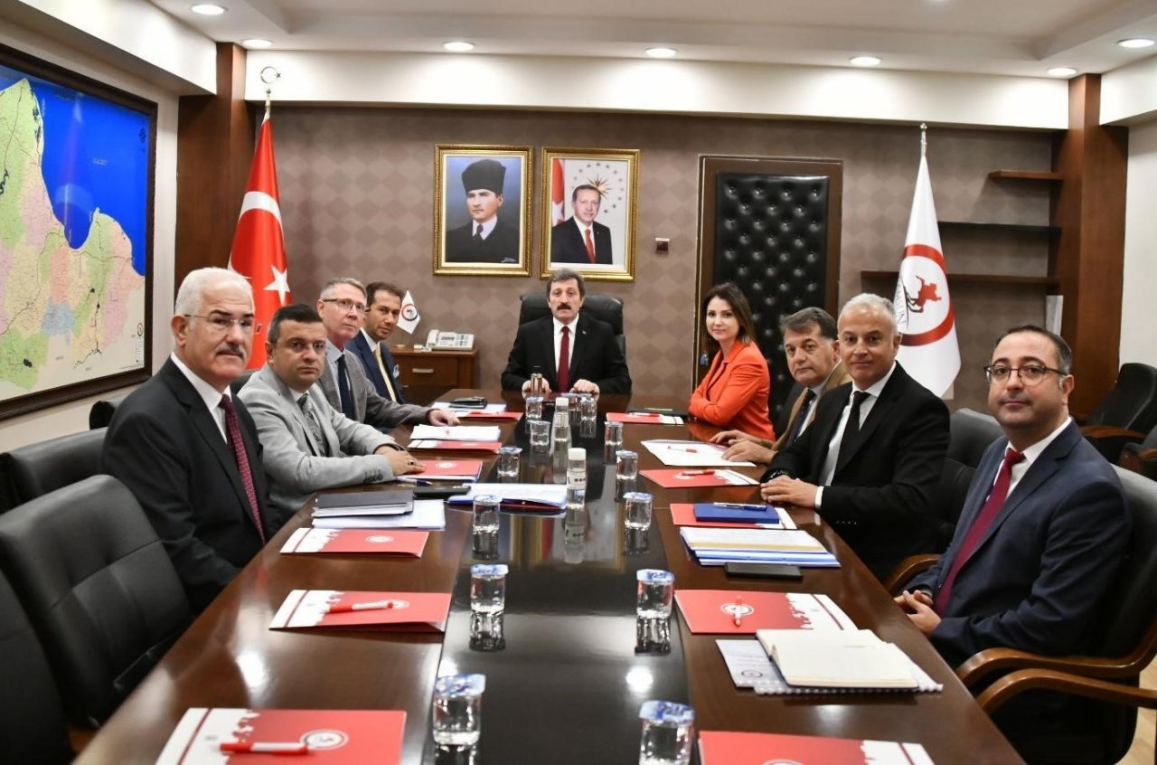 Samsun Valisi Tavlı, ayağının tozuyla toplantılara başladı