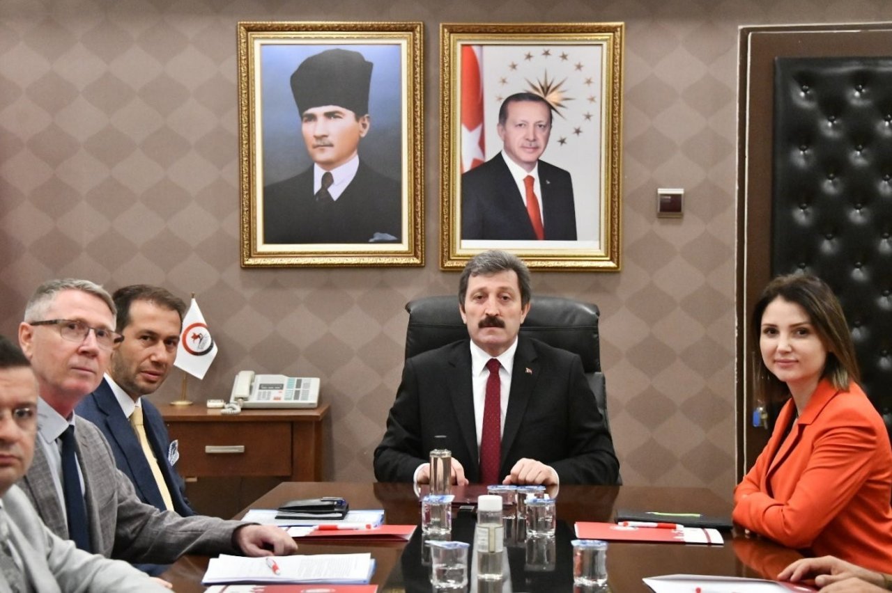 Samsun Valisi Tavlı, ayağının tozuyla toplantılara başladı