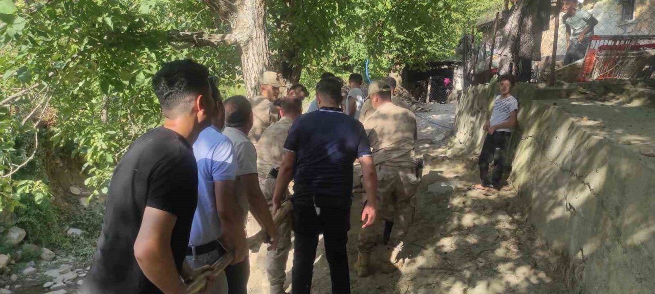 Batman’da tarihi mezar taşını taşımak için adeta canlarını dişlerine taktılar