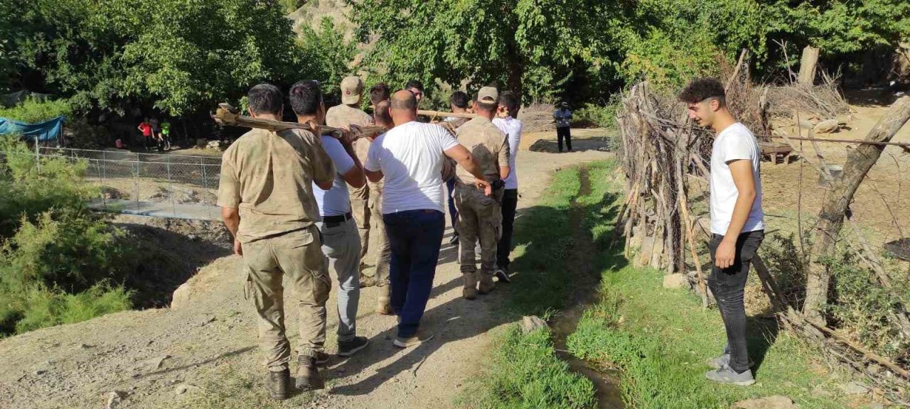 Batman’da tarihi mezar taşını taşımak için adeta canlarını dişlerine taktılar