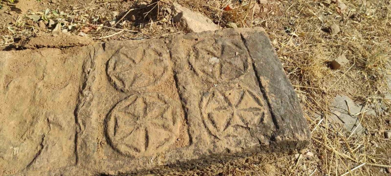 Batman’da tarihi mezar taşını taşımak için adeta canlarını dişlerine taktılar