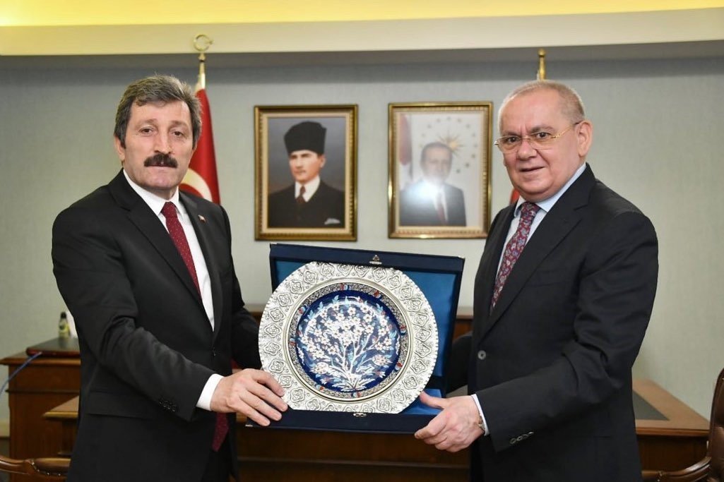 Samsun Valisi Tavlı, ayağının tozuyla toplantılara başladı