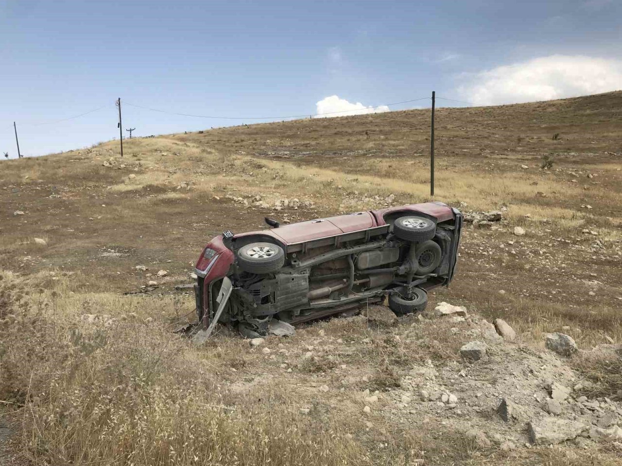 TPAO’ya ait kamyonet şarampole devrildi: 2 yaralı