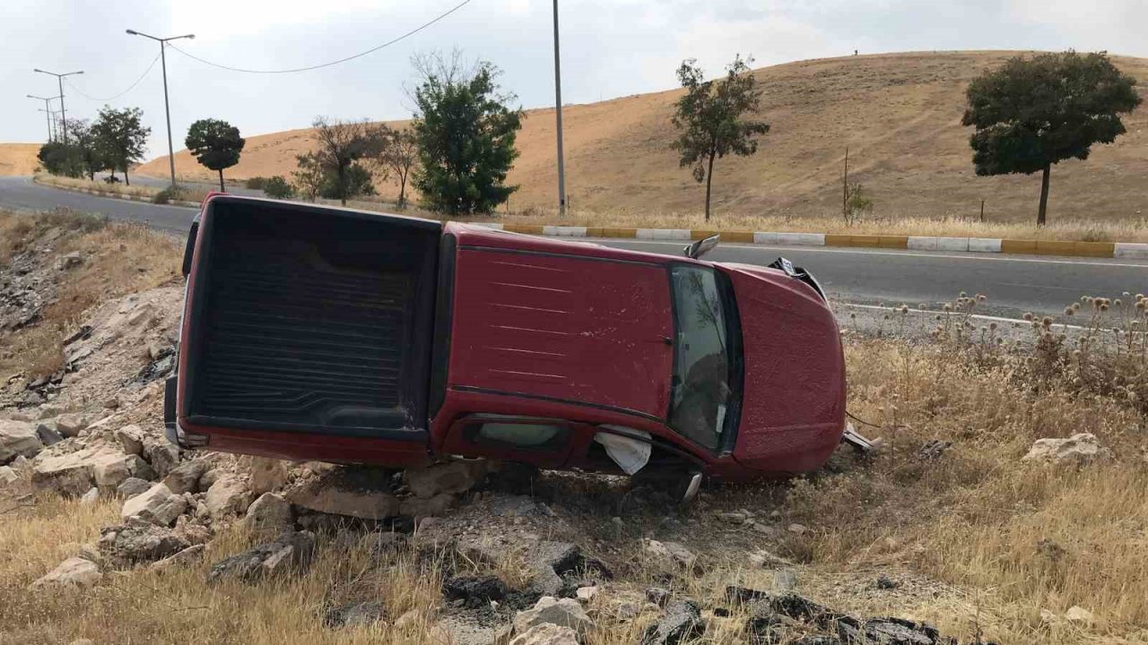 TPAO’ya ait kamyonet şarampole devrildi: 2 yaralı