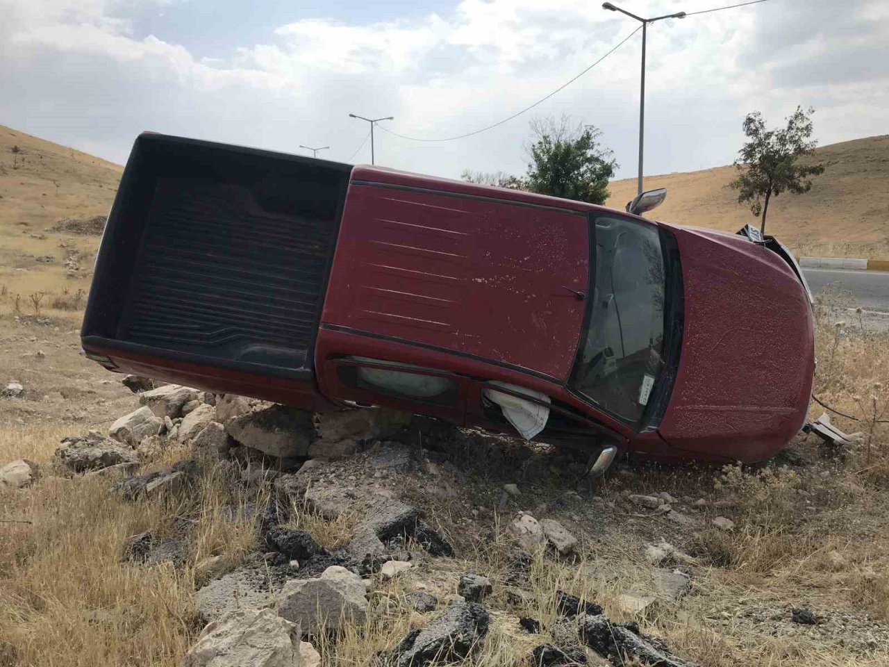 TPAO’ya ait kamyonet şarampole devrildi: 2 yaralı