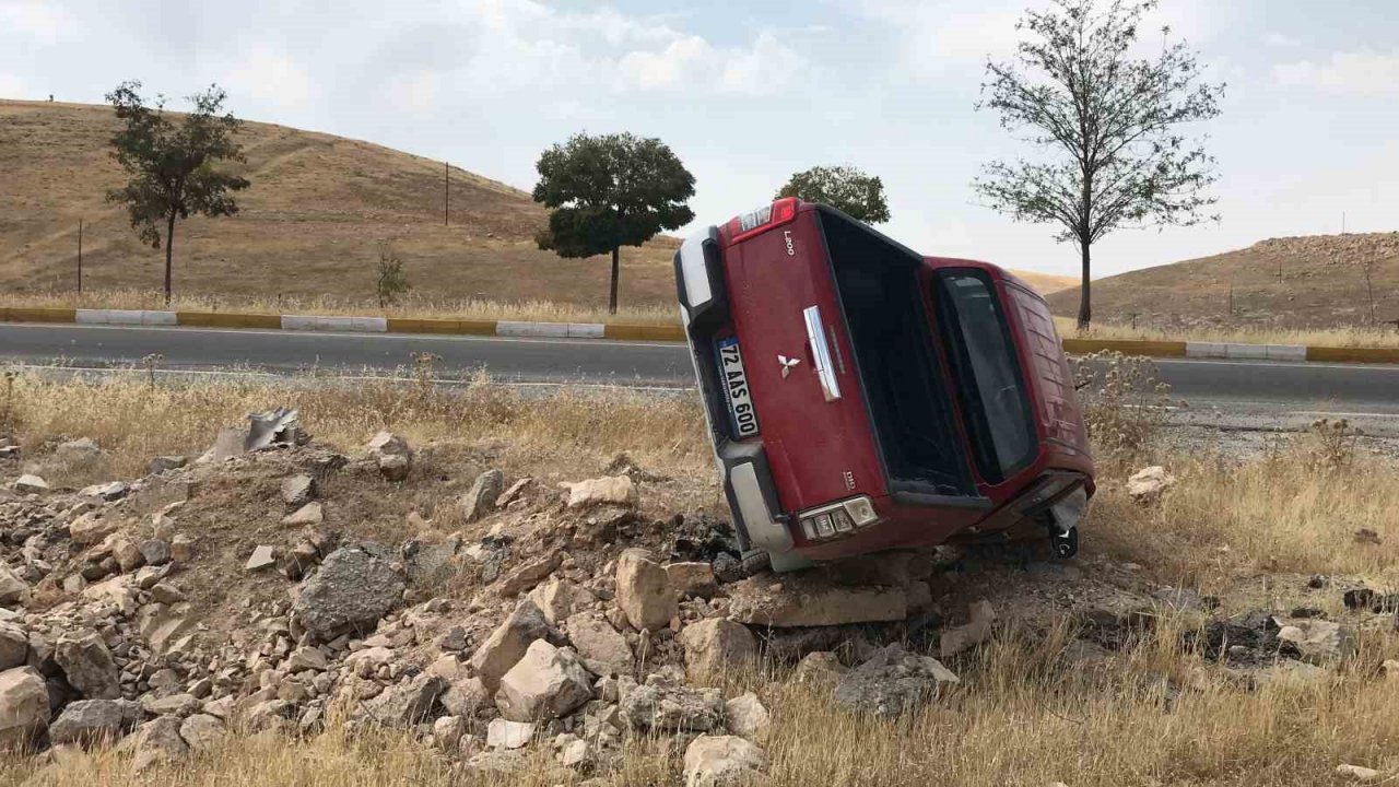 TPAO’ya ait kamyonet şarampole devrildi: 2 yaralı