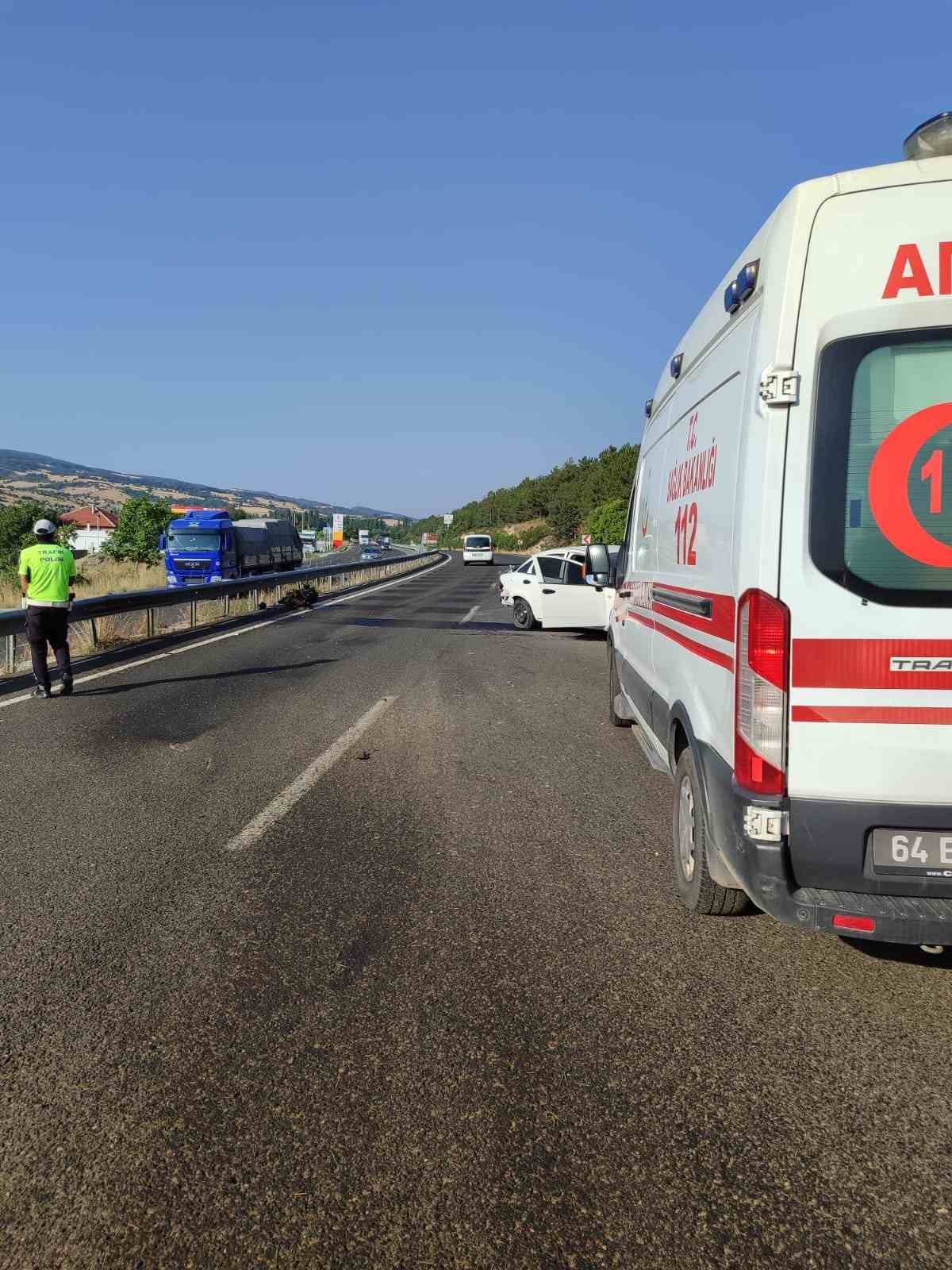 Uşak’ta yoldan çıkan otomobil bariyerlere vurdu: 2 ölü