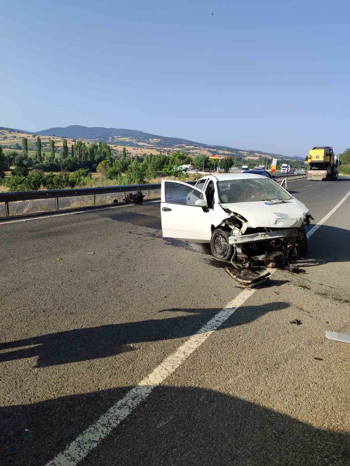 Uşak’ta yoldan çıkan otomobil bariyerlere vurdu: 2 ölü
