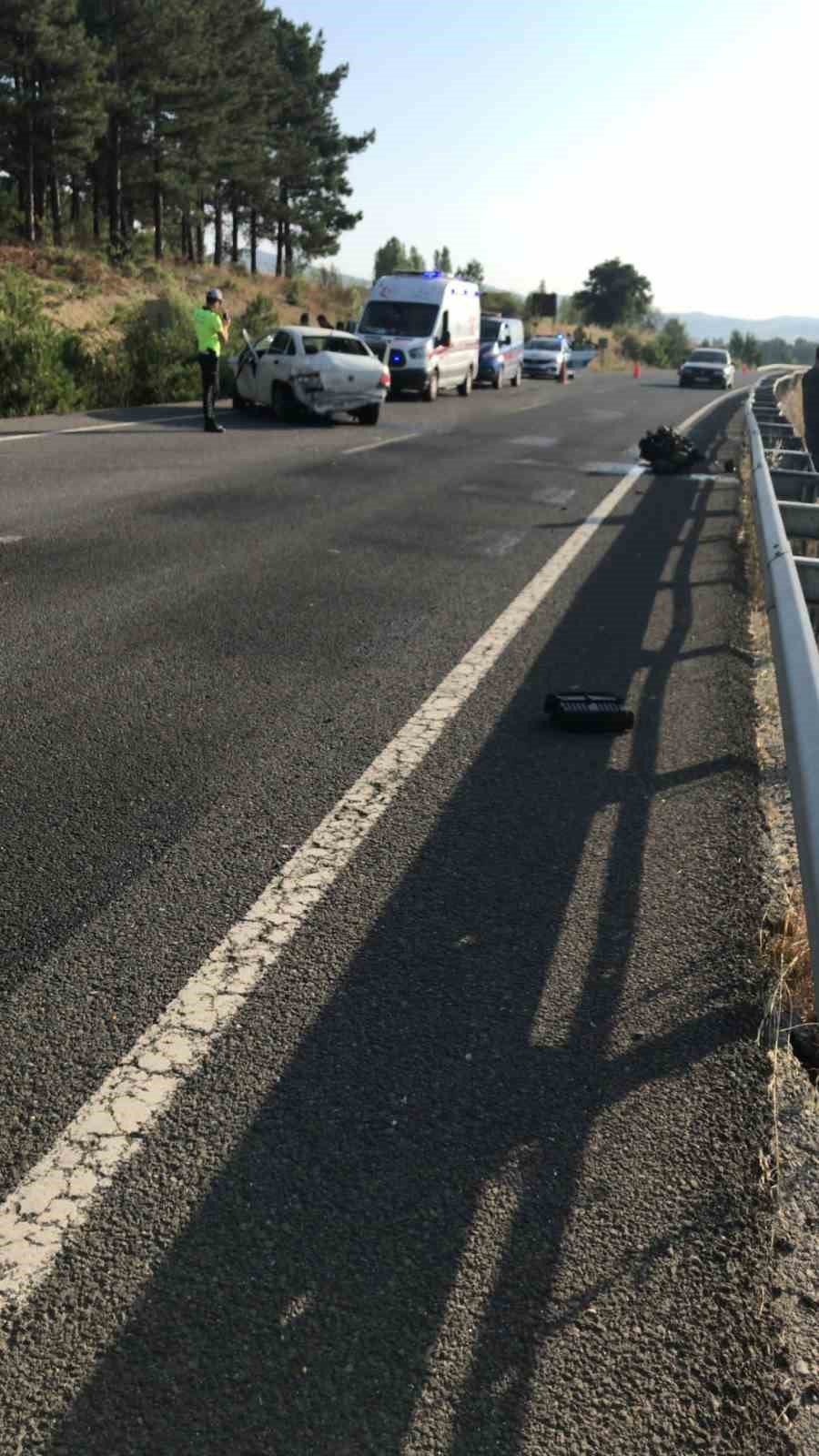 Uşak’ta yoldan çıkan otomobil bariyerlere vurdu: 2 ölü