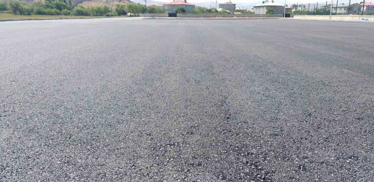 İpekyolu’nda bu yıl 75 bin ton asfalt serimi gerçekleştirdi