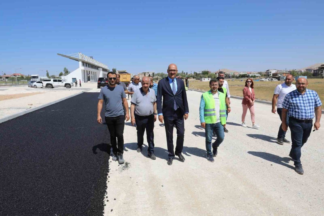 İpekyolu’nda bu yıl 75 bin ton asfalt serimi gerçekleştirdi