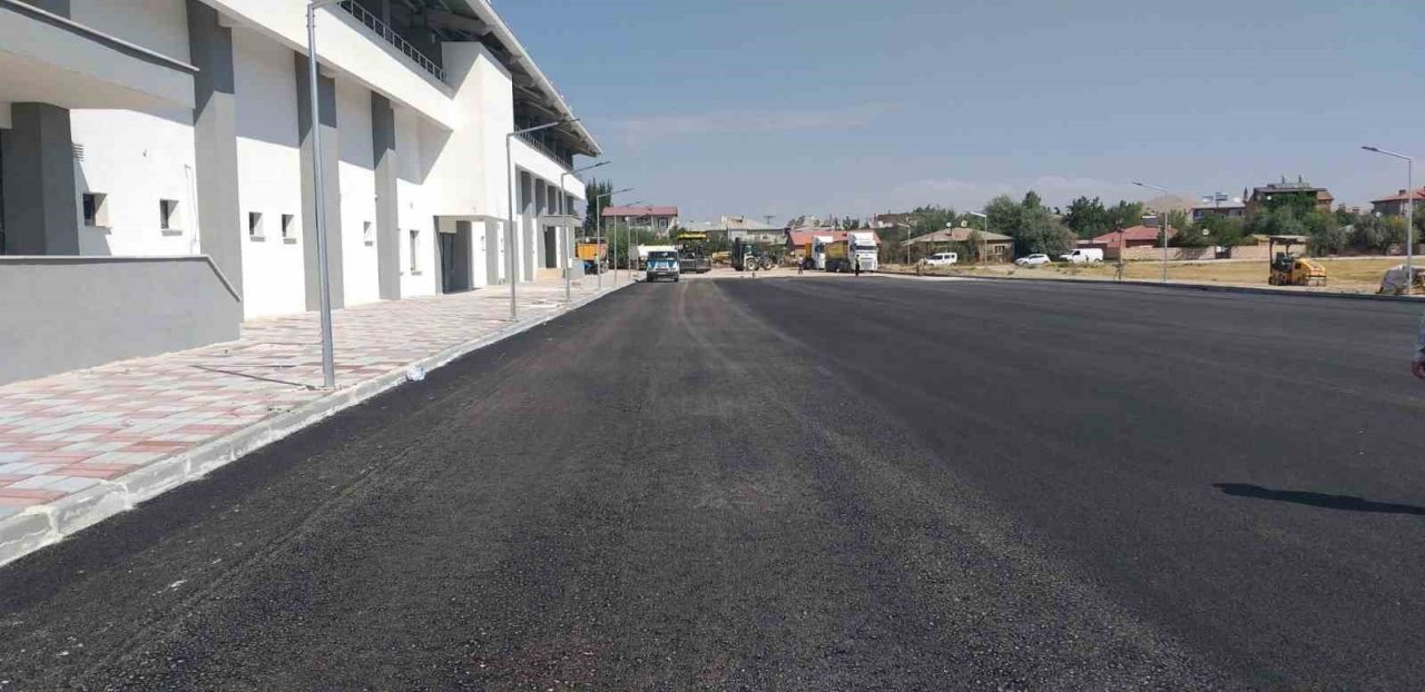 İpekyolu’nda bu yıl 75 bin ton asfalt serimi gerçekleştirdi