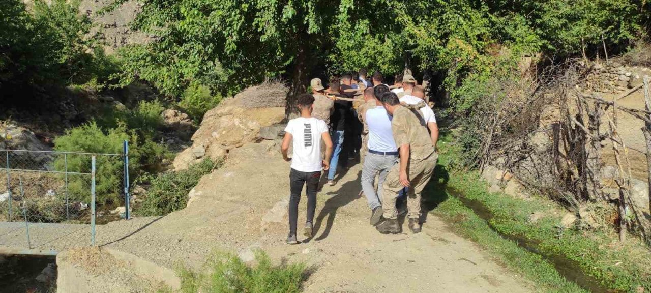 Batman’da tarihi mezar taşını taşımak için adeta canlarını dişlerine taktılar