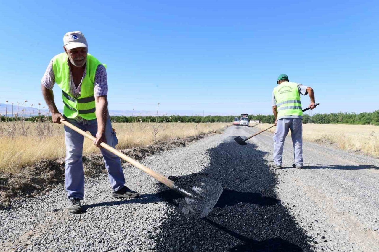 Yeşilyurt’ta kırsal mahallelerdeki yol çalışmalarına ağırlık verildi