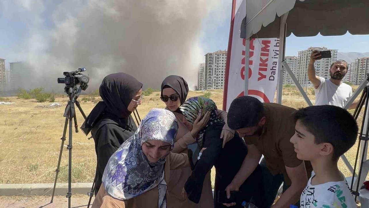 Malatya’da yüksek katlı binaların patlayıcı ile yıkımı sürüyor