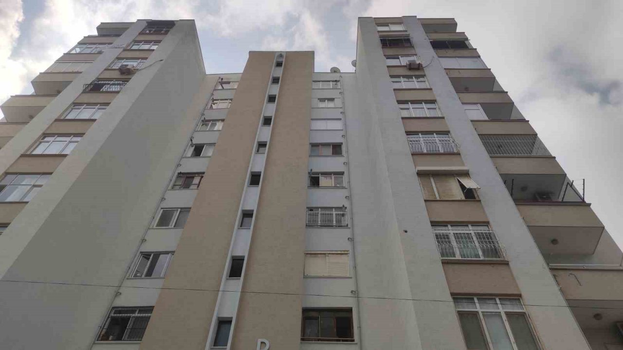 Adana’da cinnet getiren adam eşi ve çocuğunu öldürüp, kendisini bıçakla yaraladı