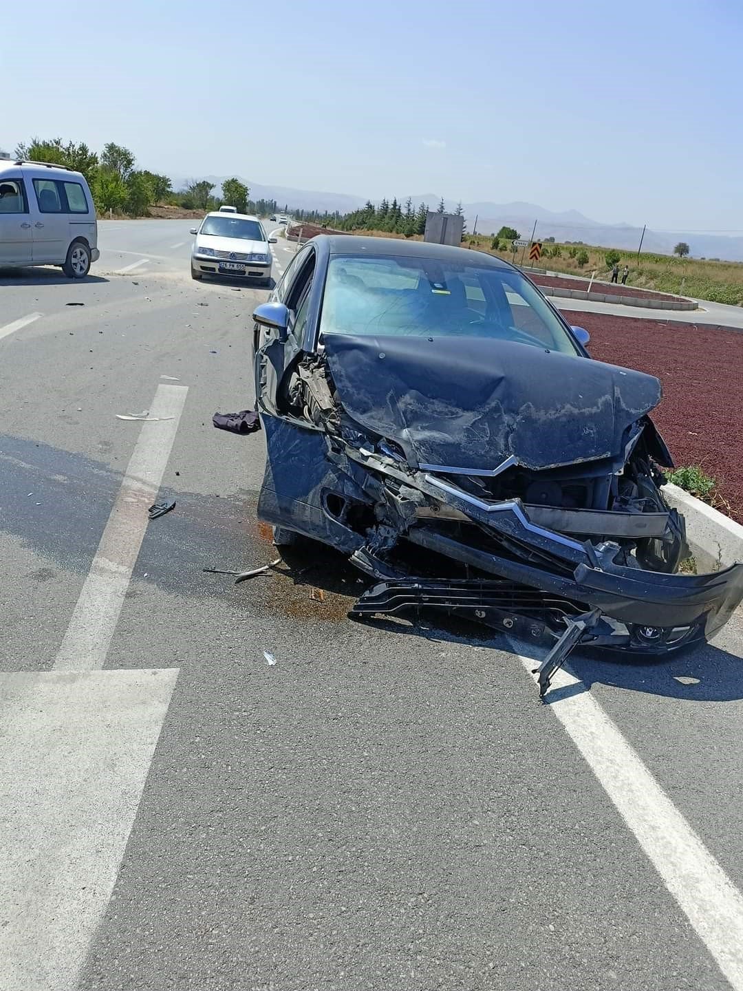 Hafif ticari araç ile otomobilin çarpıştığı kazada 6 kişi yaralandı