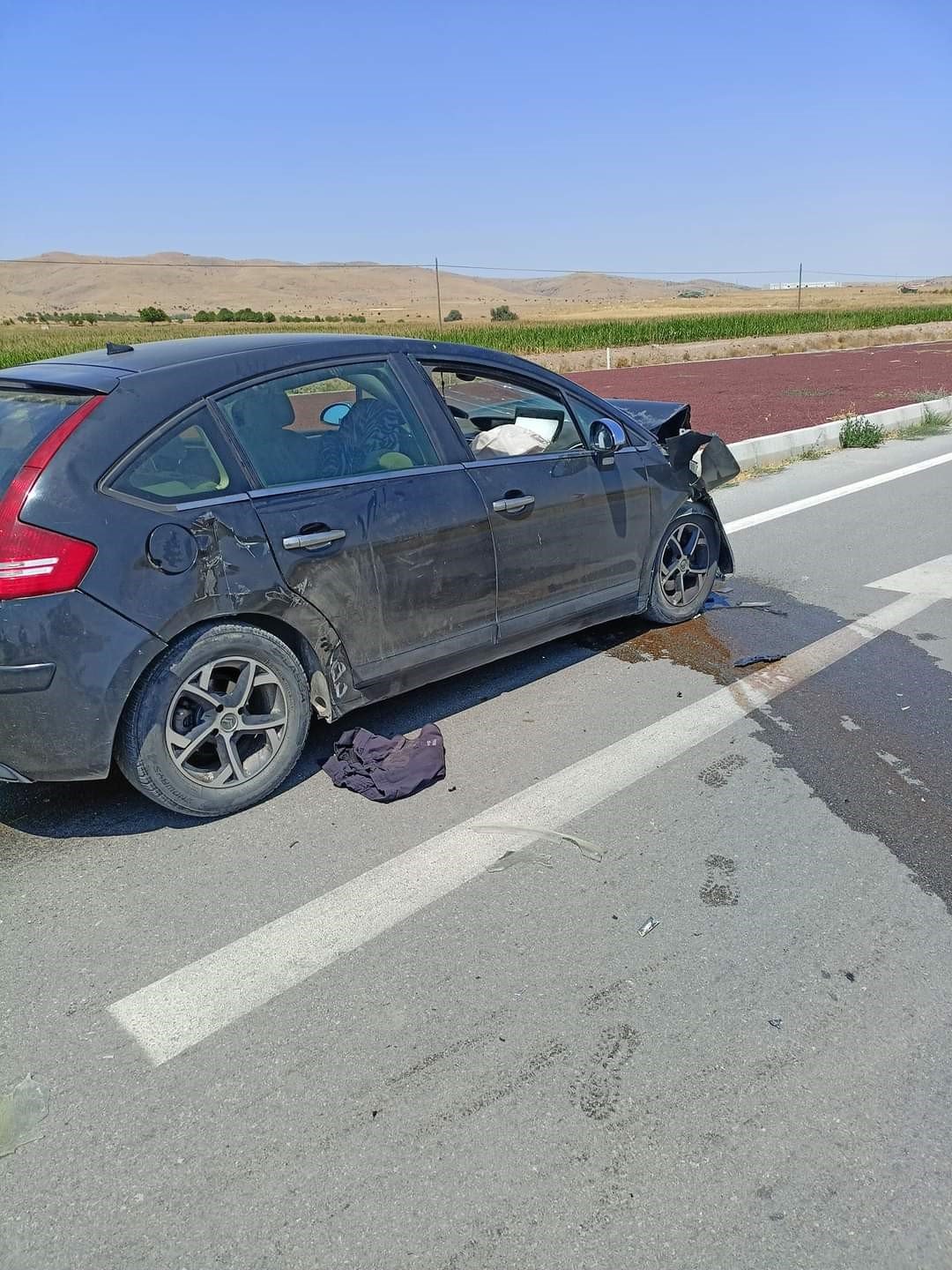 Hafif ticari araç ile otomobilin çarpıştığı kazada 6 kişi yaralandı